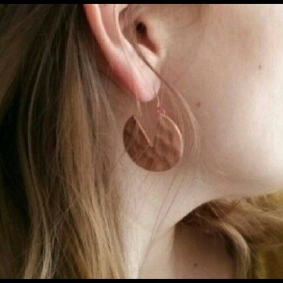 ‼️LOW STOCK‼️ Hammered Rounds Hinge Hoop Earrings - Picture 6 of 8